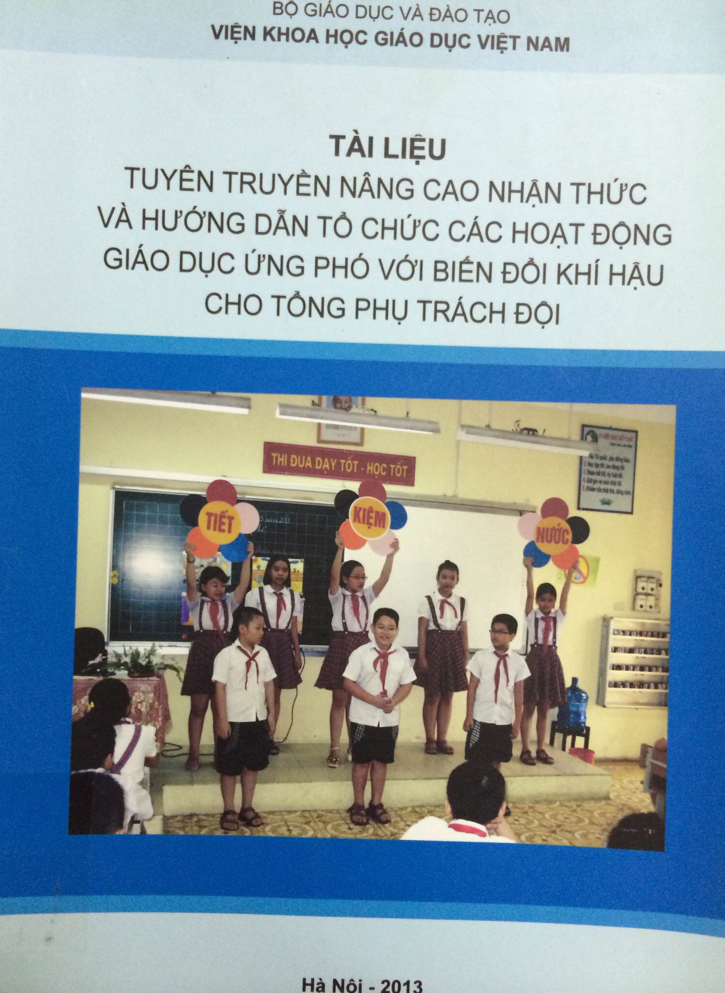 Tài liệu tuyên truyền nâng cao nhận thức và hướng dẫn tổ chức các hoạt động giáo dục ứng phó với biến đổi khí hậu cho Tổng phụ trách Đội