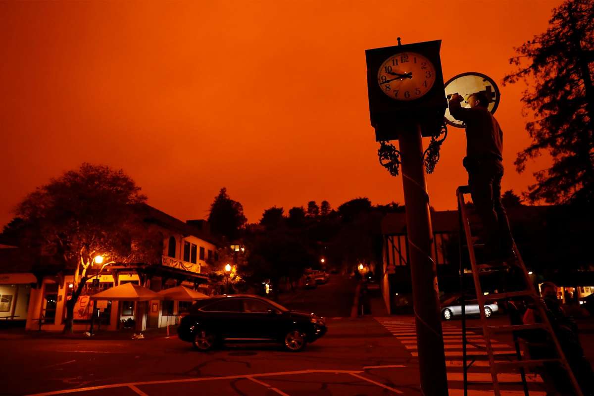 Cháy rừng khiến bầu trời California đỏ quạch như Sao Hỏa